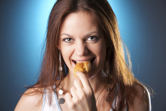 蓝色背景吃面包的女人<strong>图片</strong>摄影图