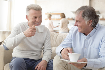 简约风喝茶的男人摄影图