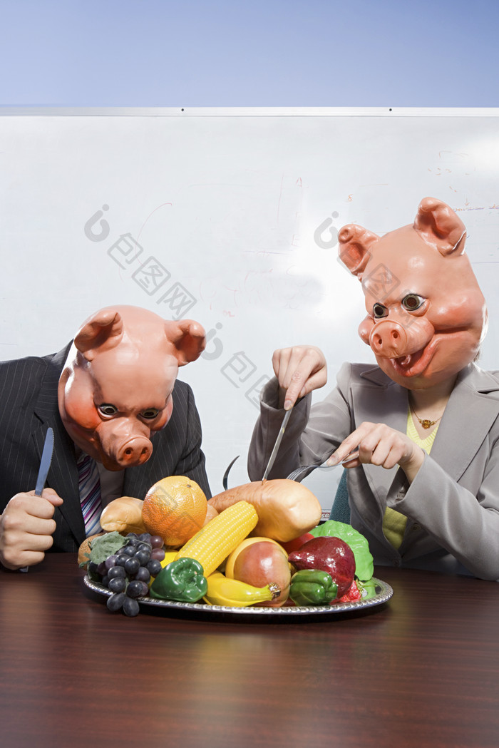 暗色调吃水果的猪头员工摄影图