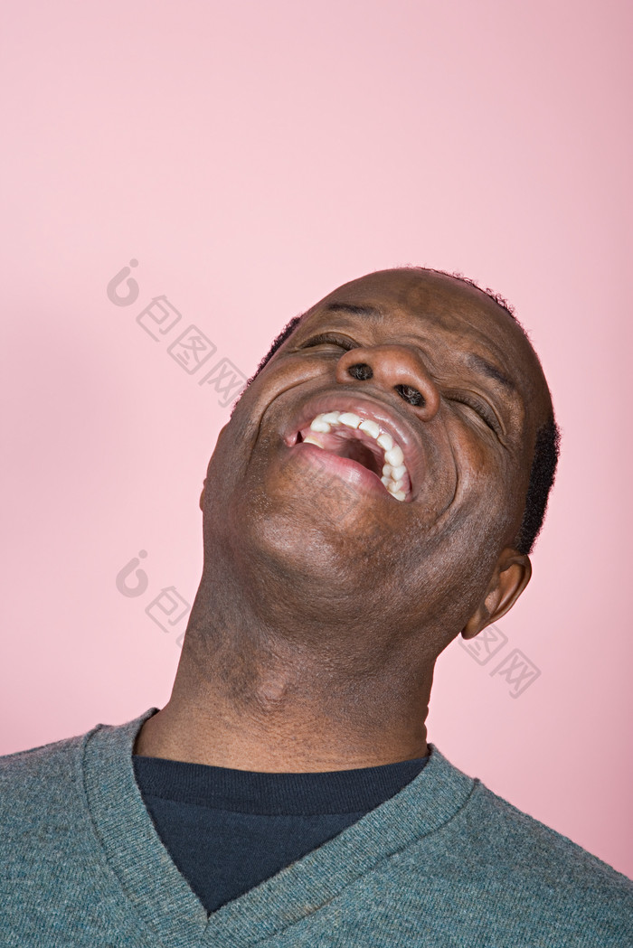 粉色调大笑的男子摄影图