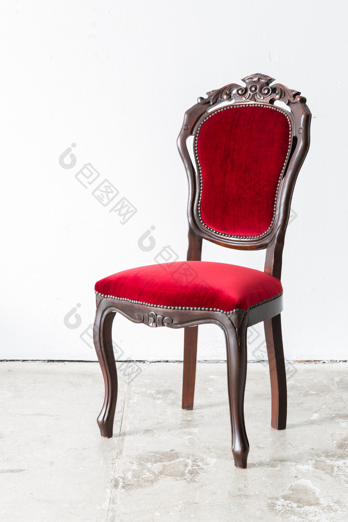 灰色调一把红椅子摄影图