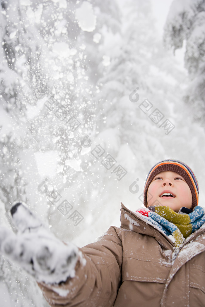 简约玩雪的小男孩摄影图