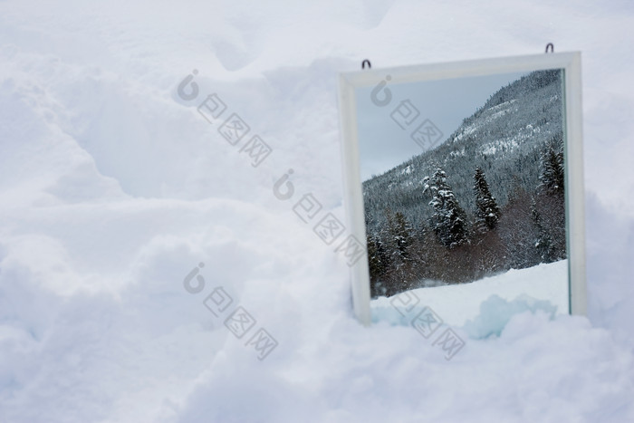 简约雪地上的相框摄影图
