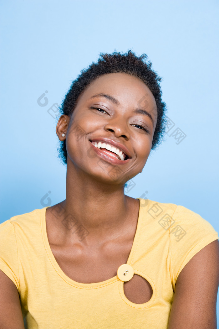 简约微笑的黑人女孩摄影图