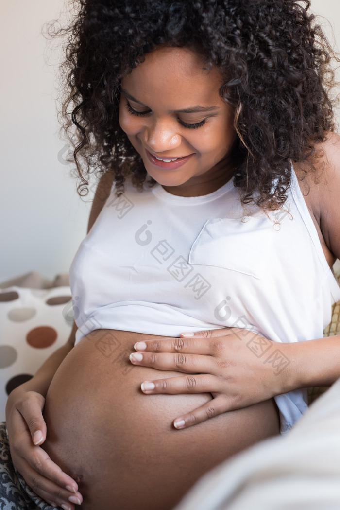 黑人孕妇微笑抚摸孕肚