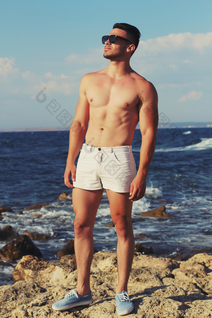 大海边穿白短裤的男人