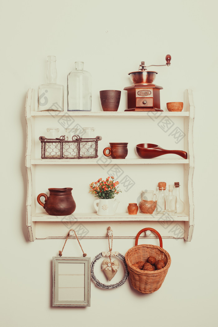 好看的墙壁橱柜上摆放的厨房用具素材免费下载,本次作品主题是摄影图
