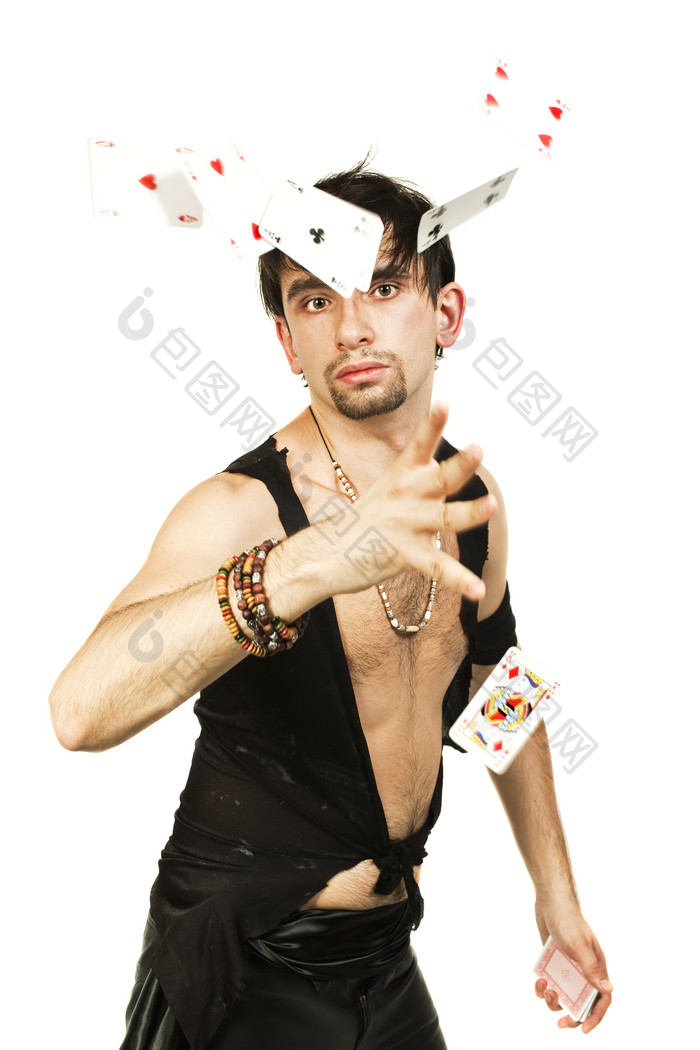 暗色调玩扑克的男人摄影图