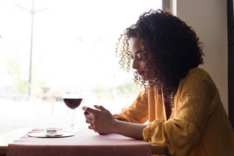 暗色酒吧中的女人摄影图