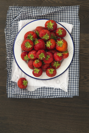 简约盘中的草莓摄影图