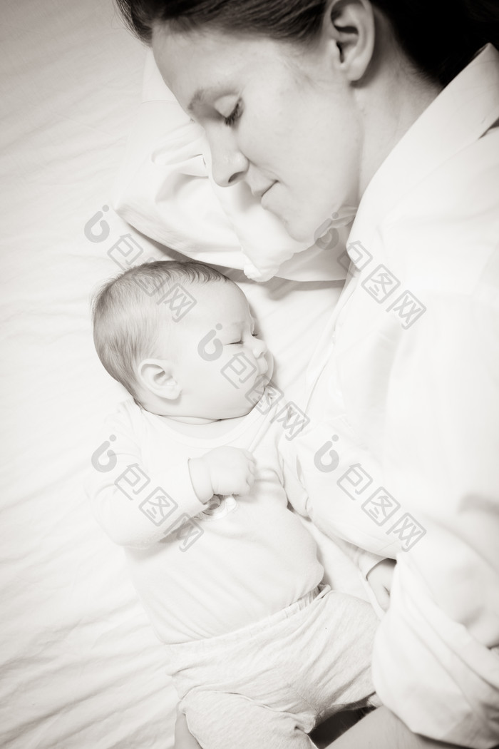 黑白风格睡觉的母子摄影图