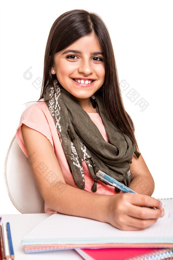 写作业的微笑小女孩