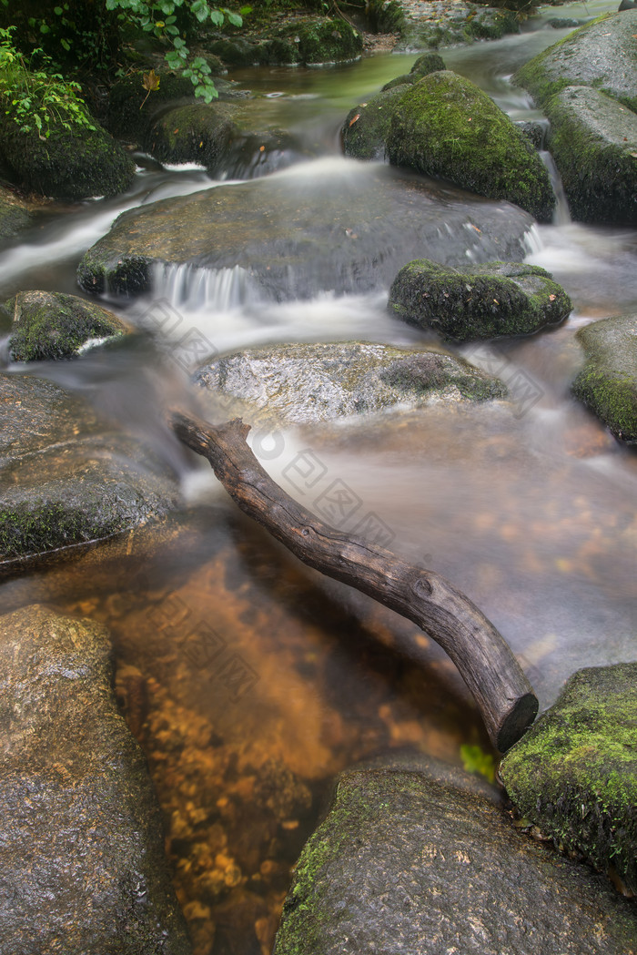 山林岩石水流摄影图