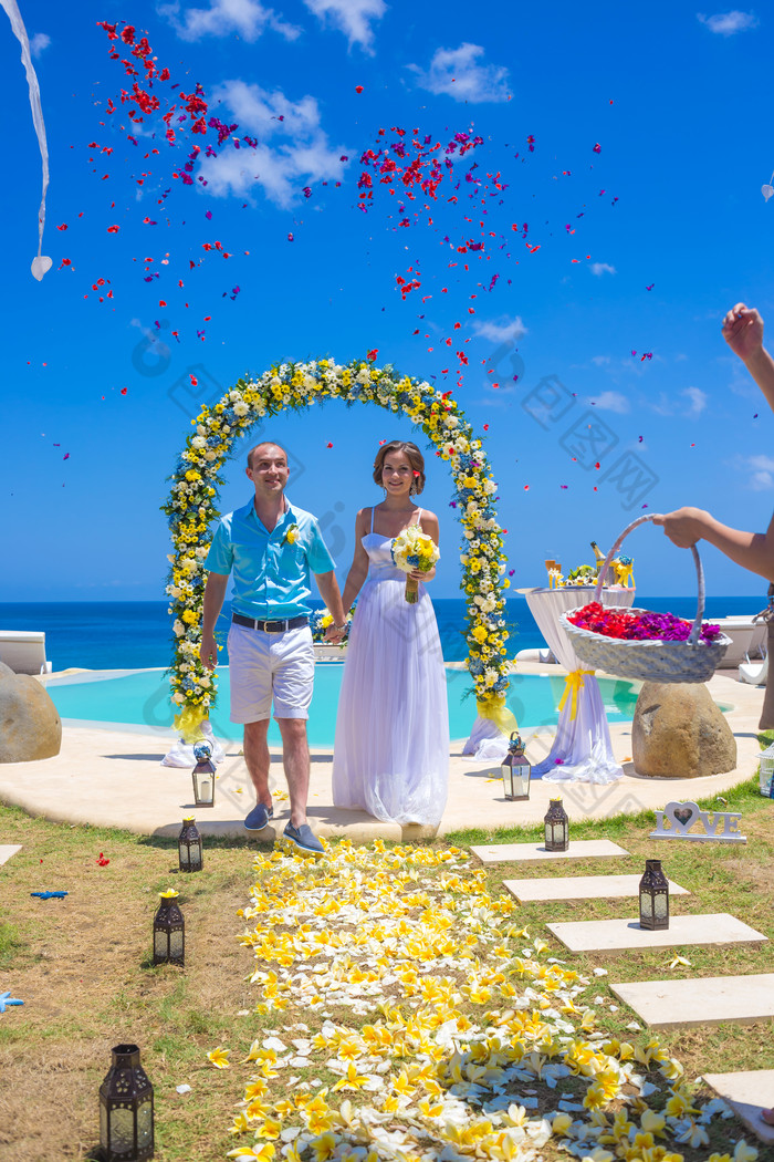 蓝色海边的婚礼摄影图