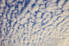 蓝色调多云的天空摄影图