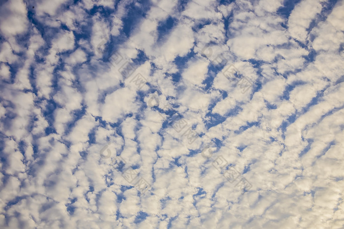 蓝色调多云的天空摄影图