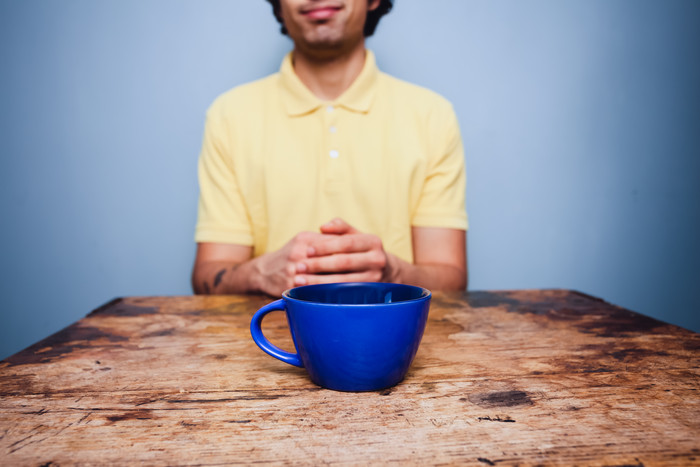 放在男人面前的杯子