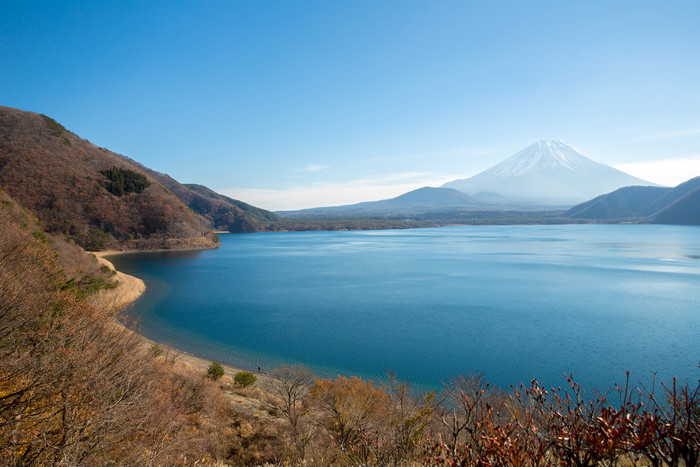 蓝色调山水美景摄影图