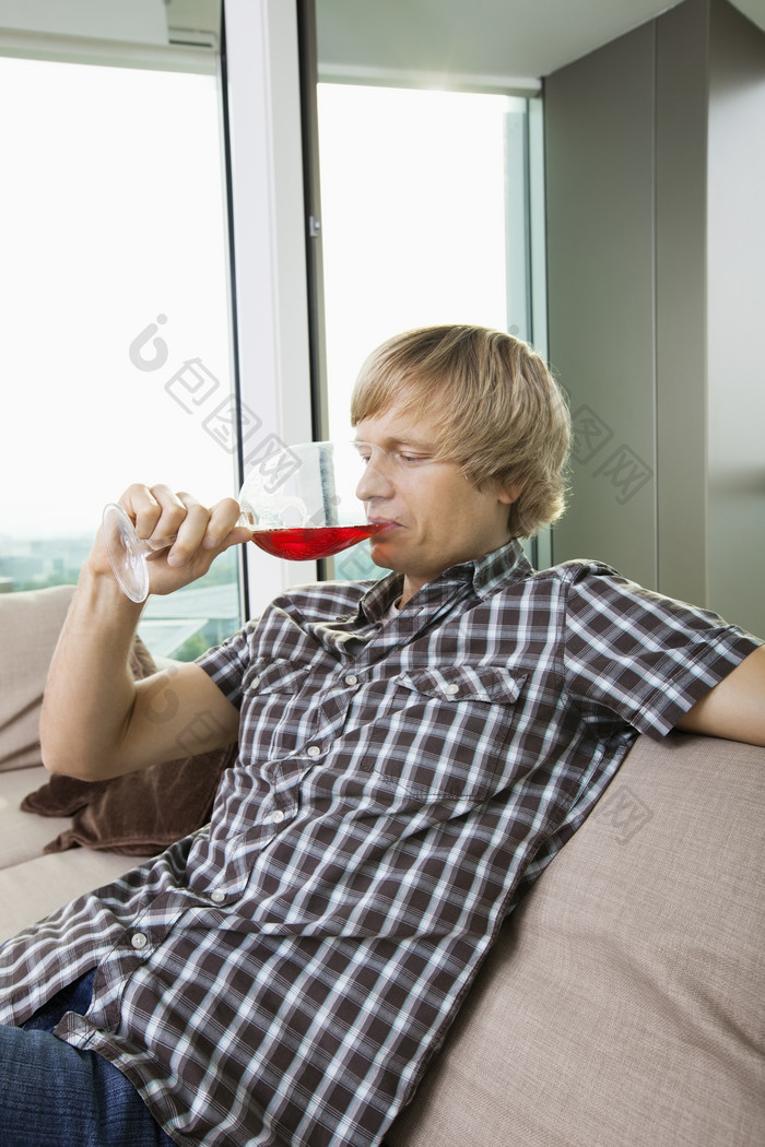 简约喝红酒的男人摄影图