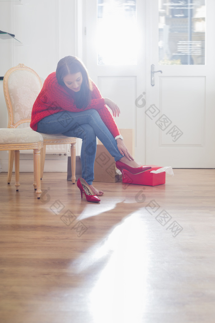 简约风在试鞋的女孩摄影图