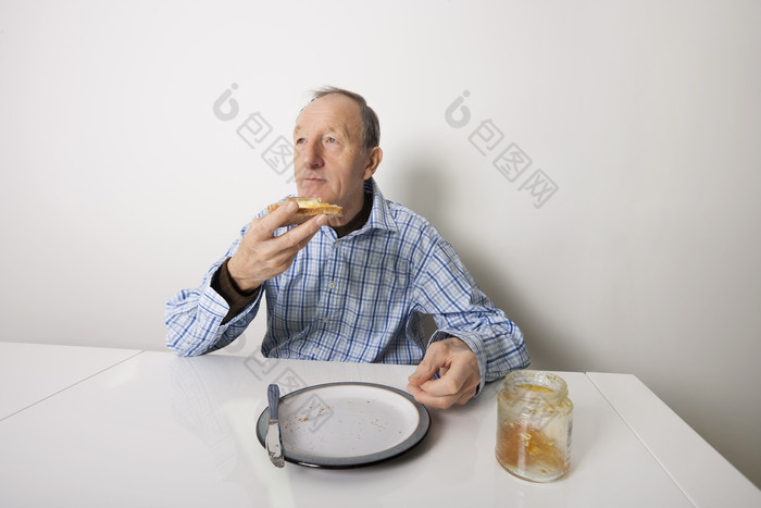 简约风格在吃东西的老人摄影图