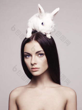 灰色调<strong>顶</strong>兔子的女子摄影图