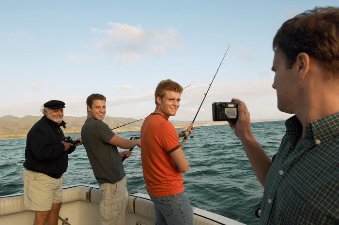 暗色调钓鱼的人们摄影图