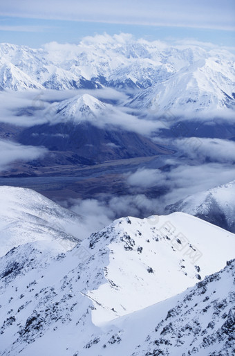 蓝色调漂亮大雪<strong>山</strong>摄影图