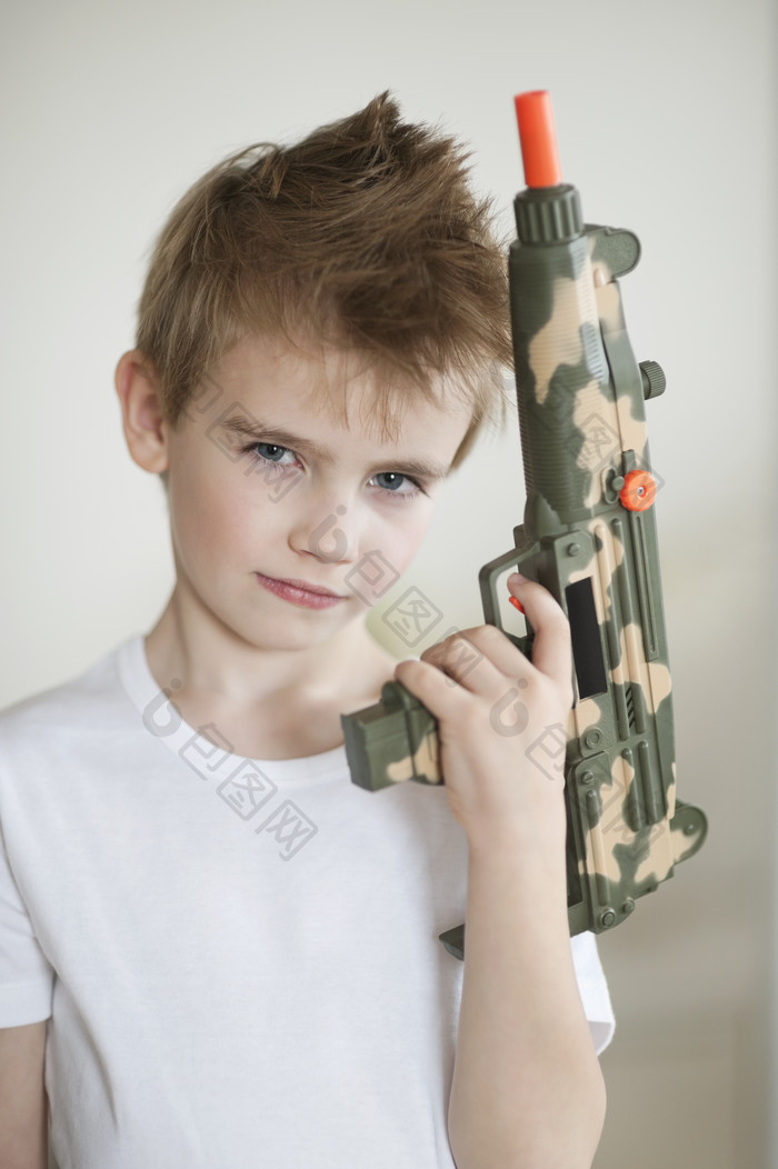 暗色调拿玩具枪的孩子摄影图