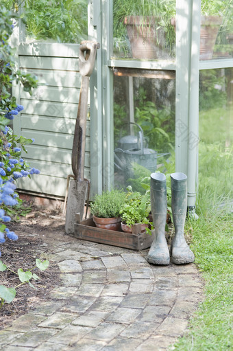 花圃门前的铁锹和靴子