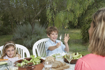户外吃饭的儿童摄影图
