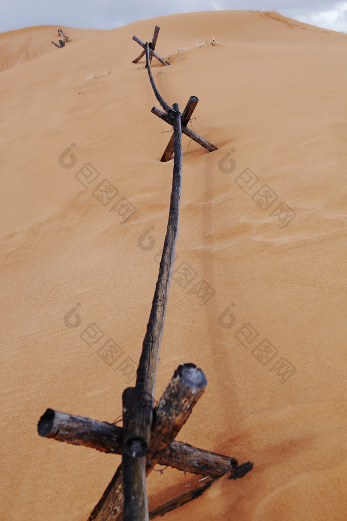 沙漠上的木栏摄影图