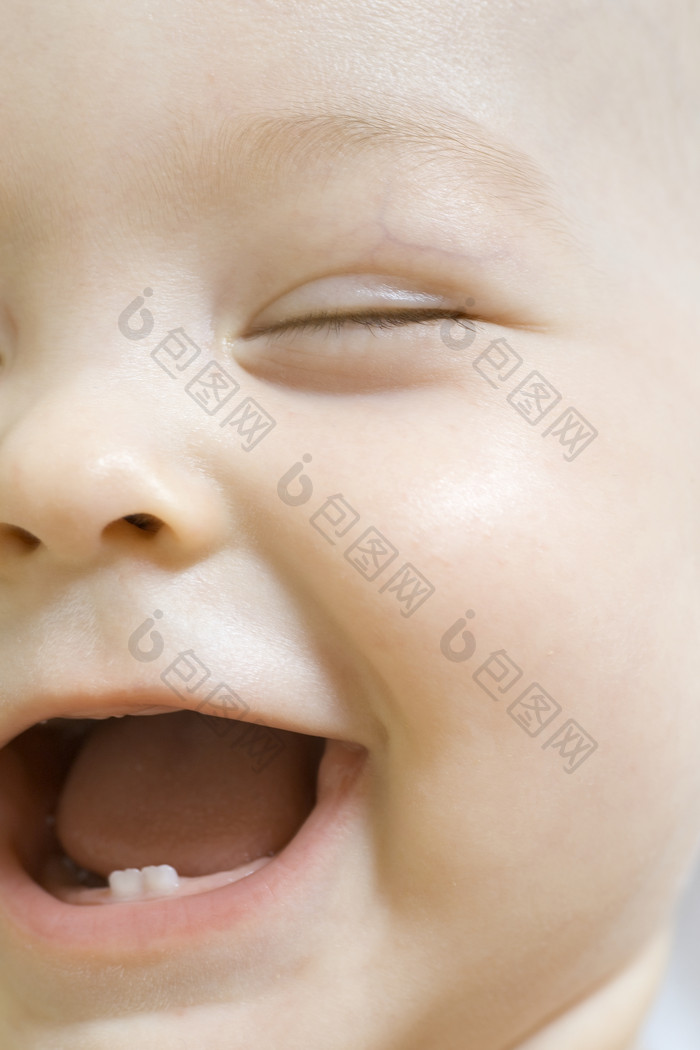 婴儿闭眼开心大笑