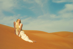 简约风格沙漠中的女孩摄影图