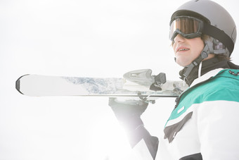 灰色调滑雪高手摄影图