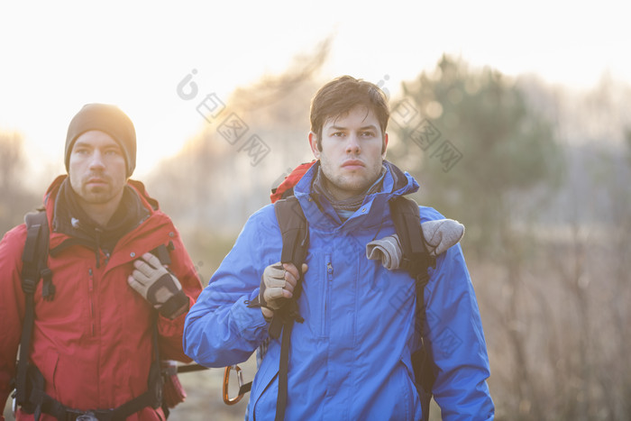 深色调登山男人摄影图