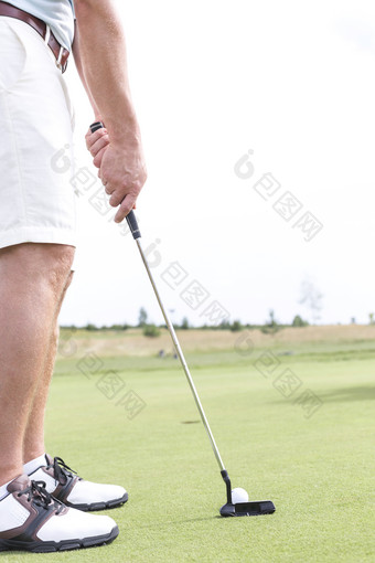 小清新打高尔夫球摄影图