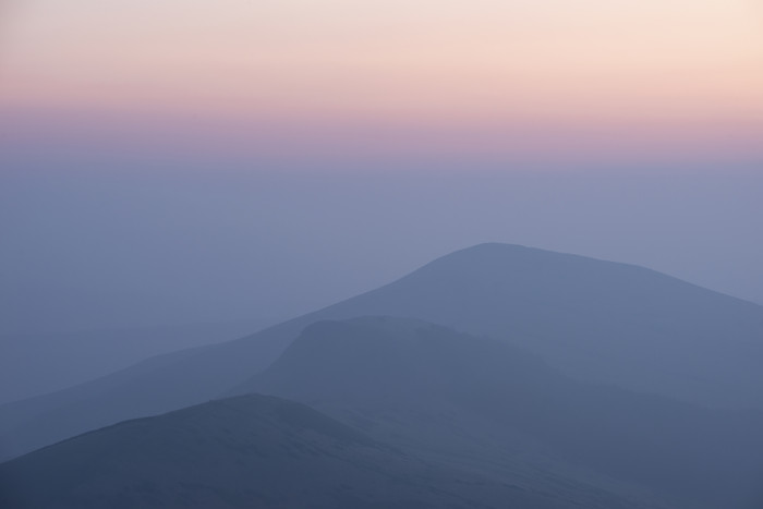 黎明山峰山丘摄影图