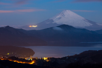 夜幕下的日本富士山