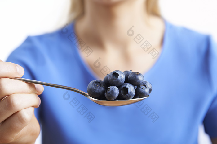 勺子里的蓝莓水果