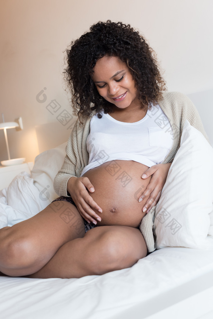 简约风格养胎的女人摄影图