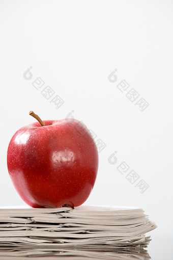 简约红苹果摄影图