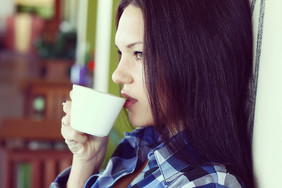 喝咖啡的女人侧脸