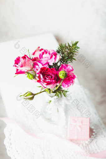 鲜花花卉和礼盒摄影图
