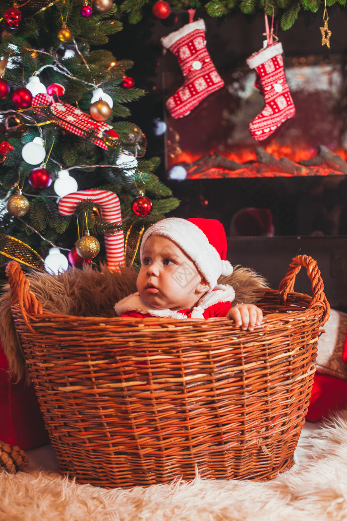编织篮子里的圣诞婴儿