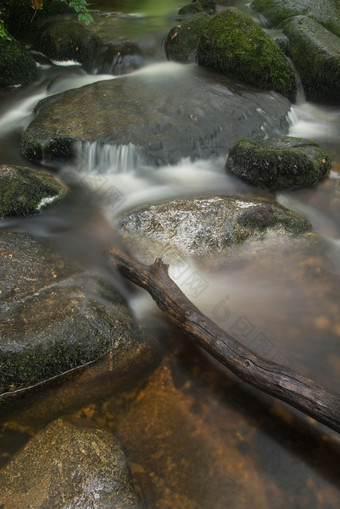 山泉岩石流水摄影图