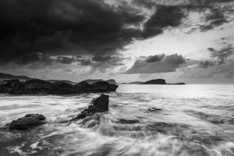 海浪上的石头摄影图