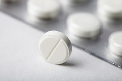 抗生素白色药片摄影图