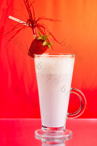 玻璃杯中的草莓牛奶