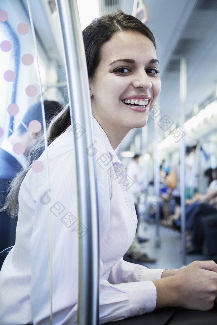 地铁上开心大笑的女人